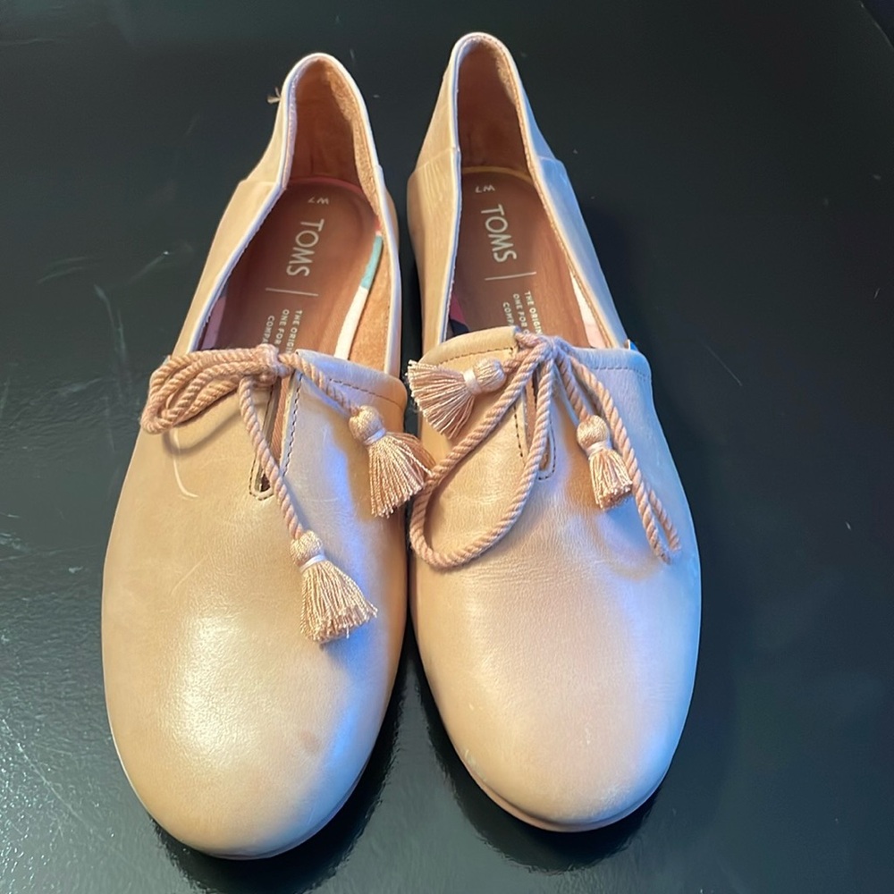 NWOT Tom’s genuine leather flats